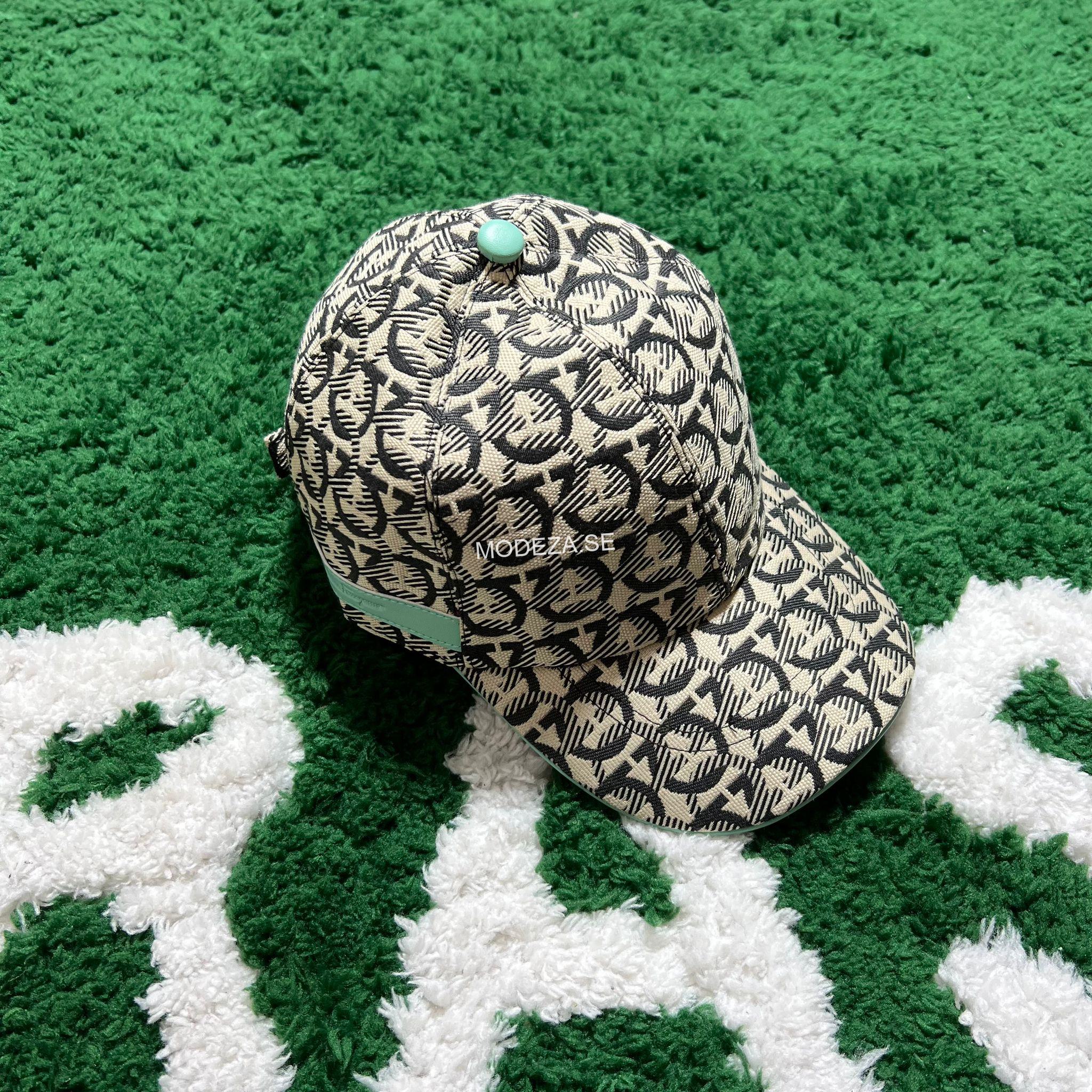 WhatsApp Bild 2024-09-26 kl. 18.21.51_e9db0bde Ferragamo Gancini Turkos Hat - Image 1