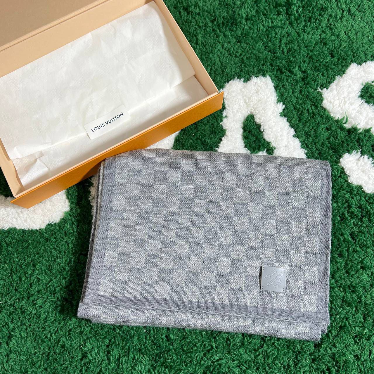 WhatsApp Bild 2024-09-27 kl. 18.12.54_b5fff000 Louis Vuitton Neo Petit Damier Grey Scarf - Image 1