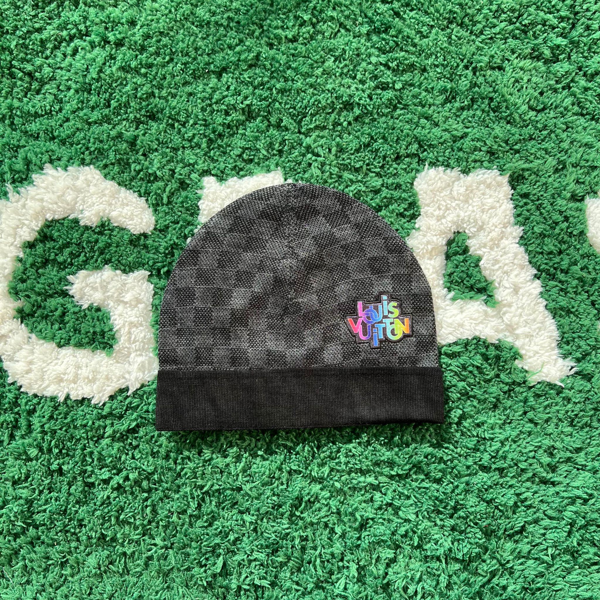 WhatsApp Bild 2024-09-27 kl. 18.12.55_32670857 Louis Vuitton Petit Damier Black/Big Logo Beanie - Image 1