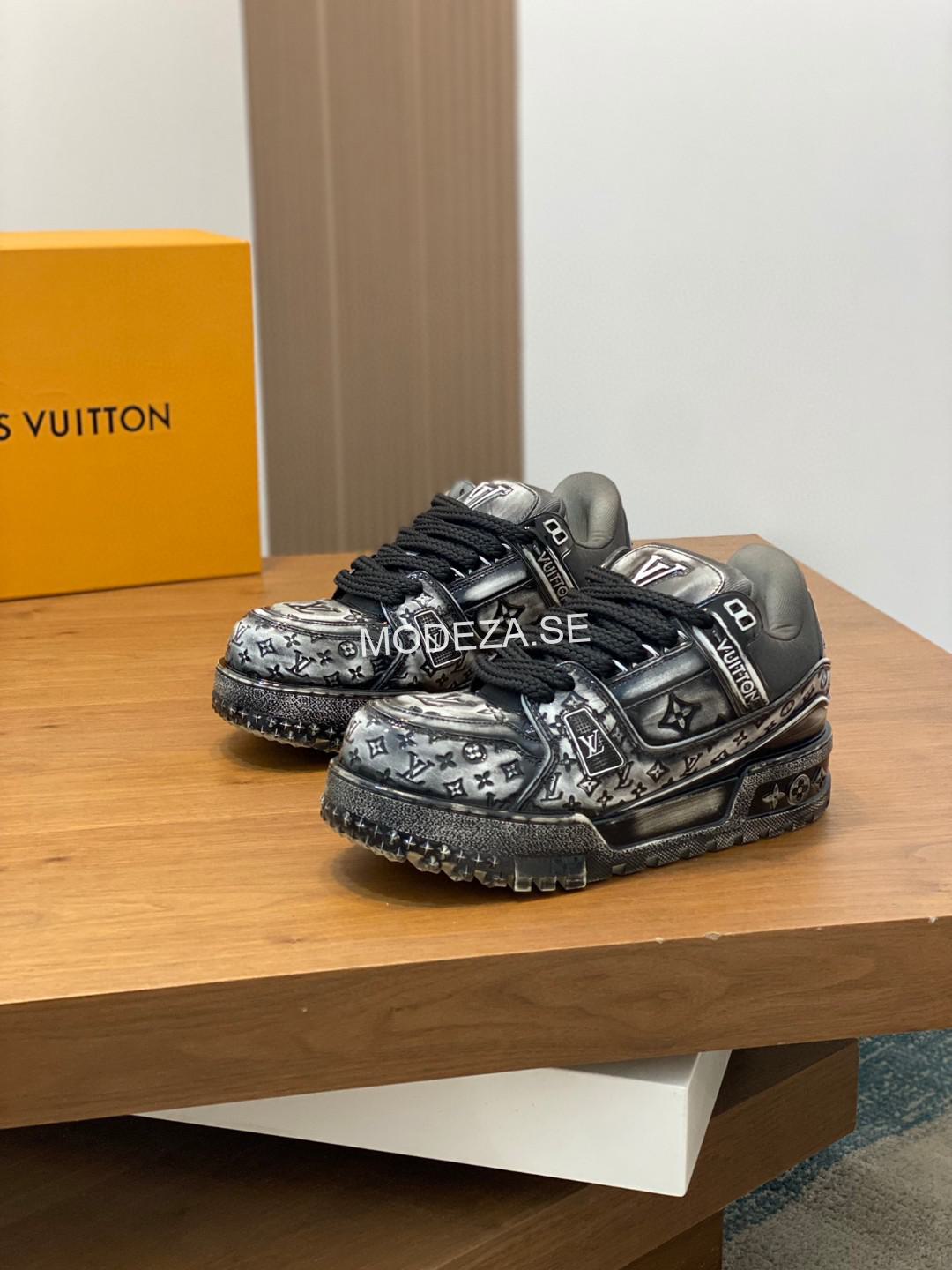 526cf917 Louis Vuitton Maxi Metallic Black Trainer - Image 1