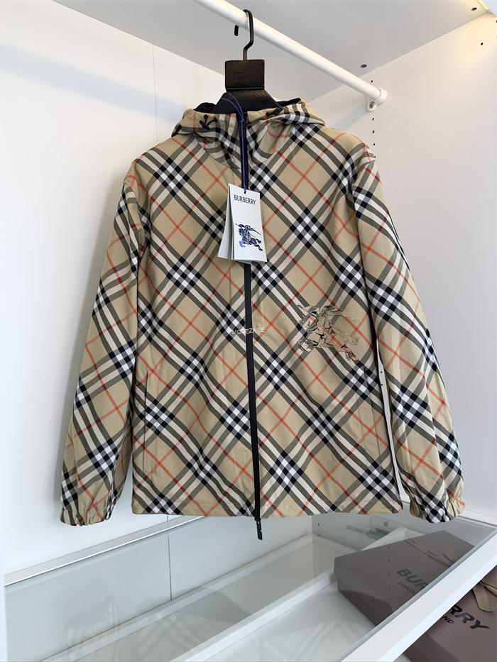 6a0ac9c4 Burberry Rutig Inside/Outside Khaki WindBreaker - Image 1
