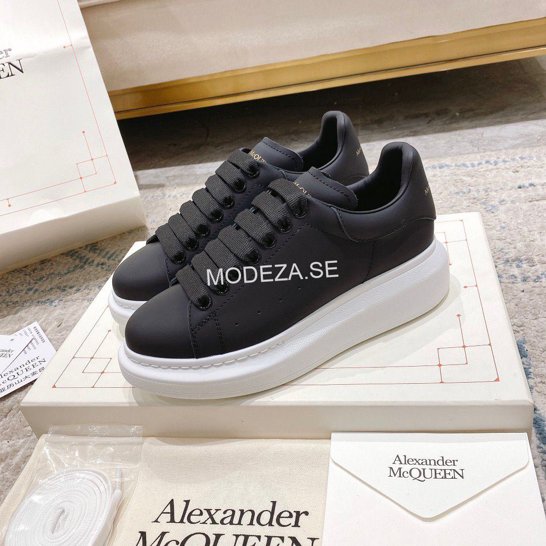 b92656b9-2783-42b2-a8b9-dcf21879cc91 Alexander McQueen Clubman Leather Sneakers - Image 1