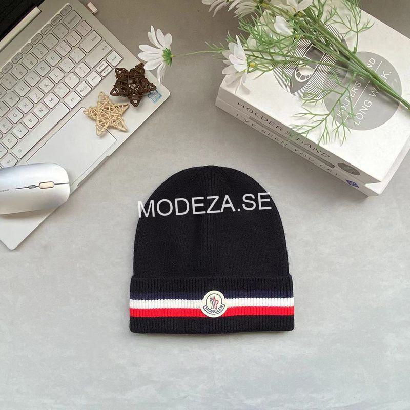 WhatsApp Bild 2024-11-05 kl. 11.18.40_ef7680fd Moncler Enfant Virgin-Wool Logo Patch Black Beanie - Image 1