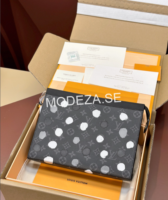 Skärmbild 2025-02-11 152147 Louis Vuitton - LV x YK Pochette Voyage - Image 1