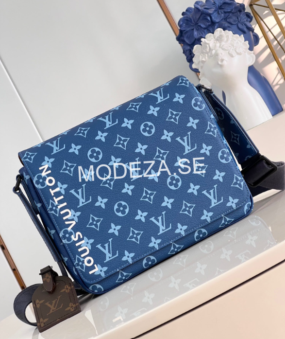 Skärmbild 2025-02-15 203157 Louis Vuitton District PM Bag - Image 1